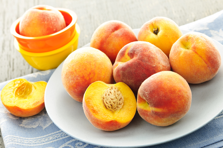 Peaches on plate 레몬마켓 레몬마켓 VS 피치마켓, 경제 속 과일들!  삼성자산운용-복숭아