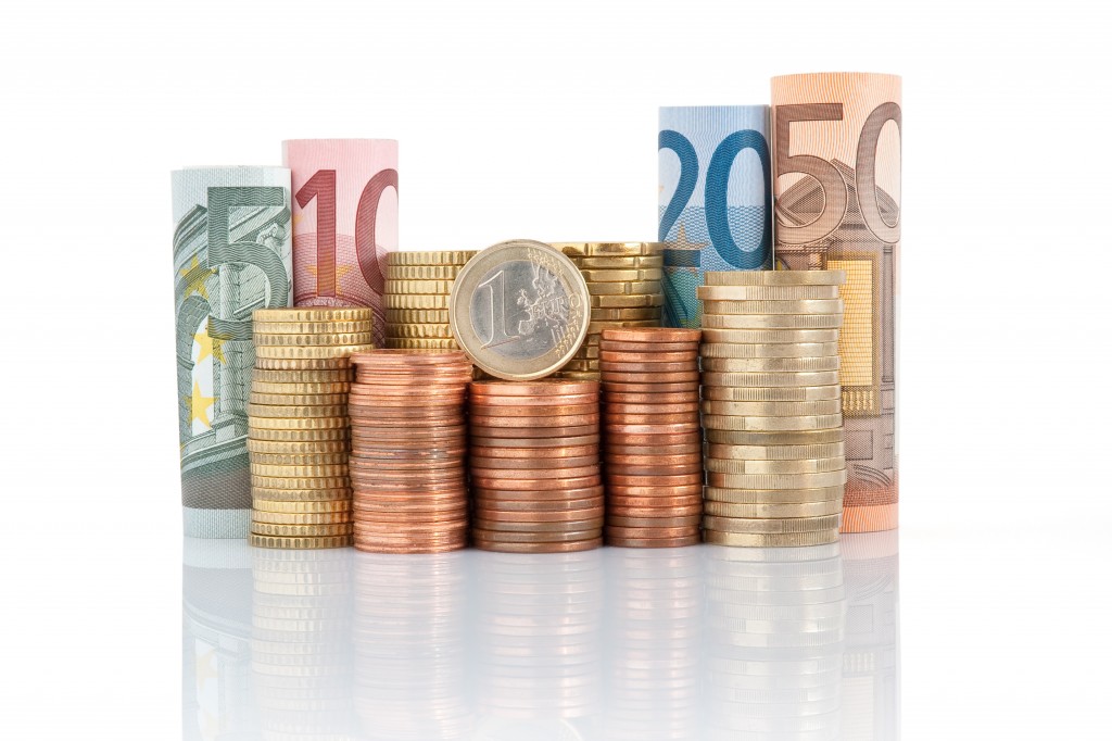 euro banknotes and coins 유럽 유럽에 주목하다! ‘삼성 파이어니어 유럽중소형 펀드’  yay696856-1024x682 yay696856